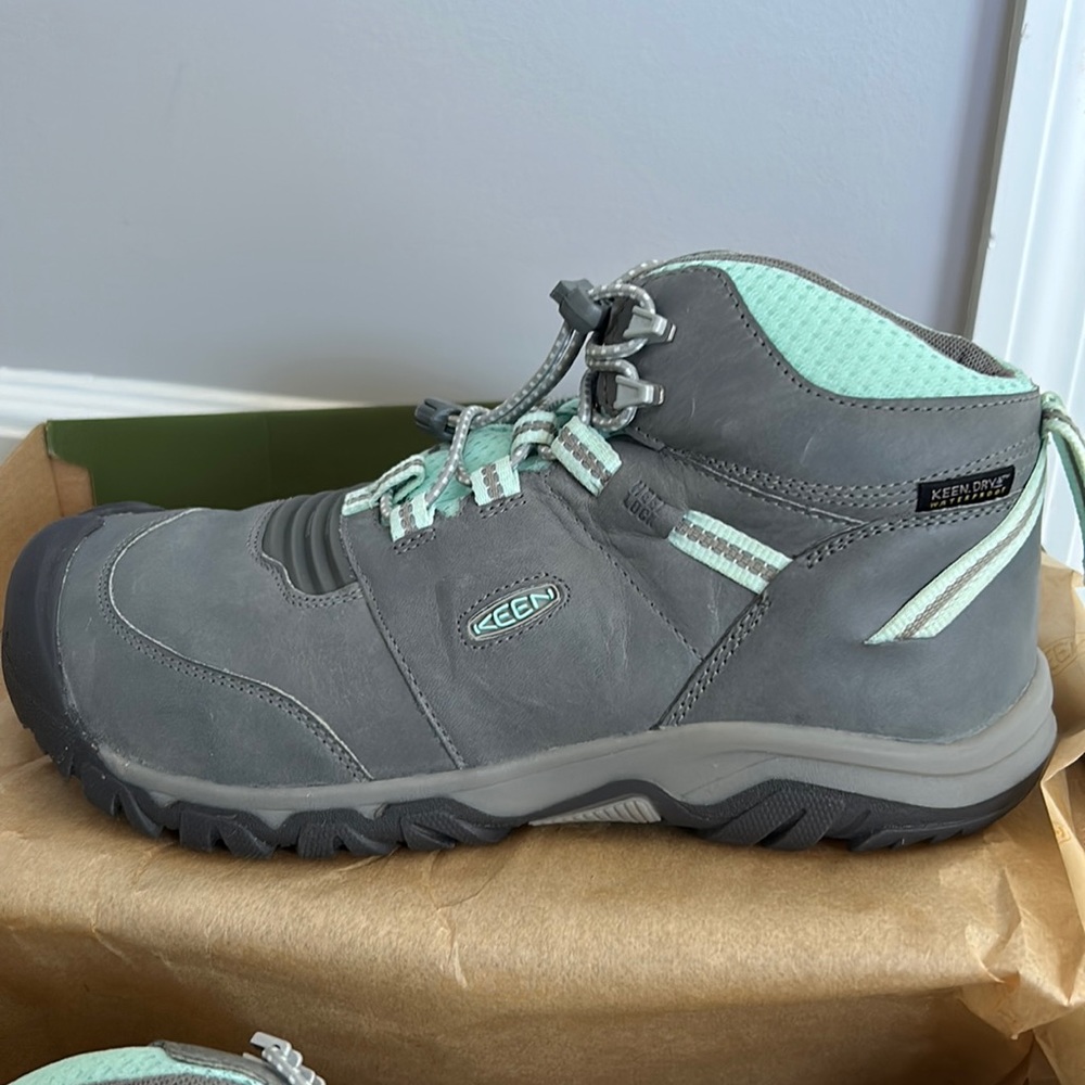 Keen hiking shoes - works for tween kids, unisex - size 6, new in box.